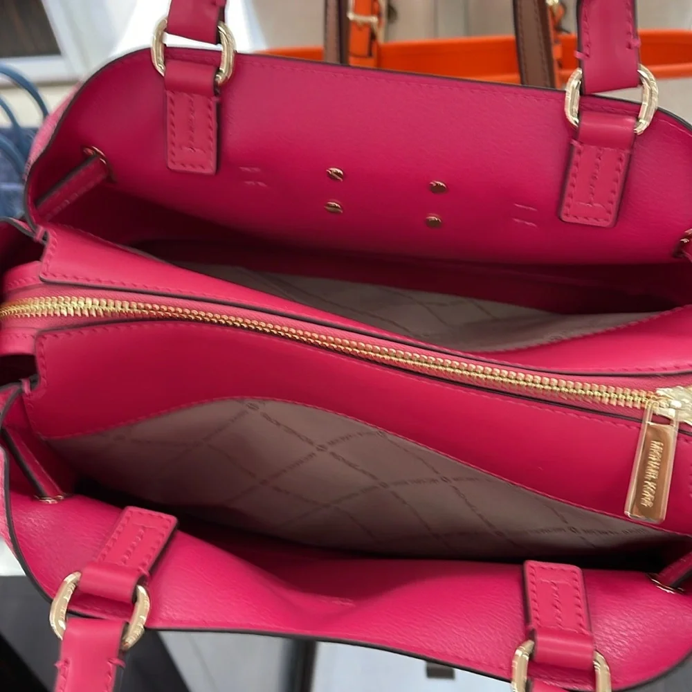 MICHAEL KORS 
Reed Large Graphic Logo Belted Satchel
Electric Pink 
NWT - Picture 11 of 16